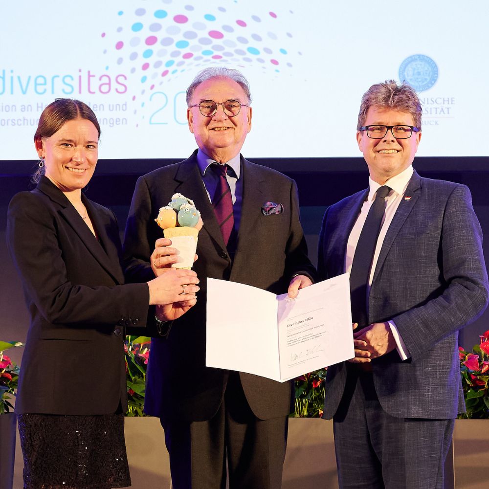 Sabine Ludwig und Rektor Wolfgang Fleischhacker durften den Preis von Minister Martin Polaschek entgegennehmen.