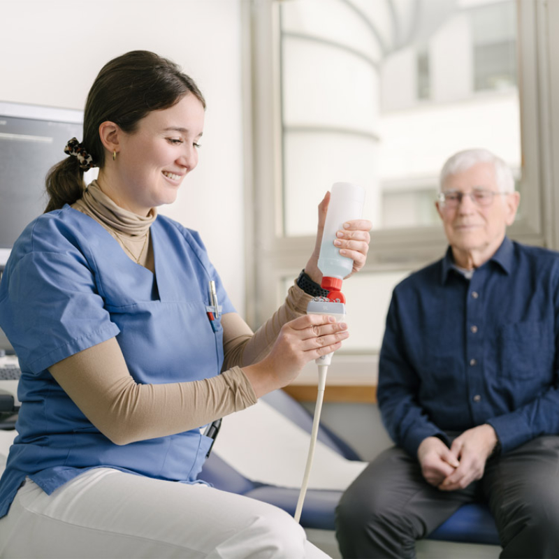 Ärztin und Patient sitzend in einer Praxis