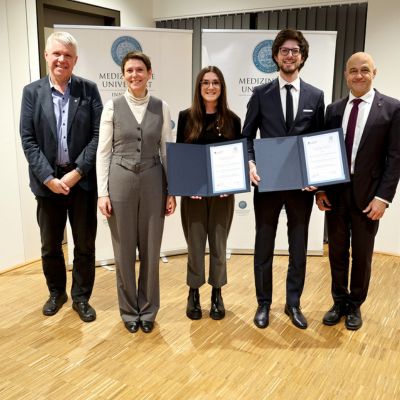 v.l.: Rektor Gert Mayer und Vizerektorin Patrizia Stoitzner, Marie-Christine Pali, Aaron Jaufenthaler und Gregor Weihs, Forschungsvizerektor der Uni Innsbruck. (Foto: MUI/Bullock) THEMA_Jubilaeumsstiftung25.jpg