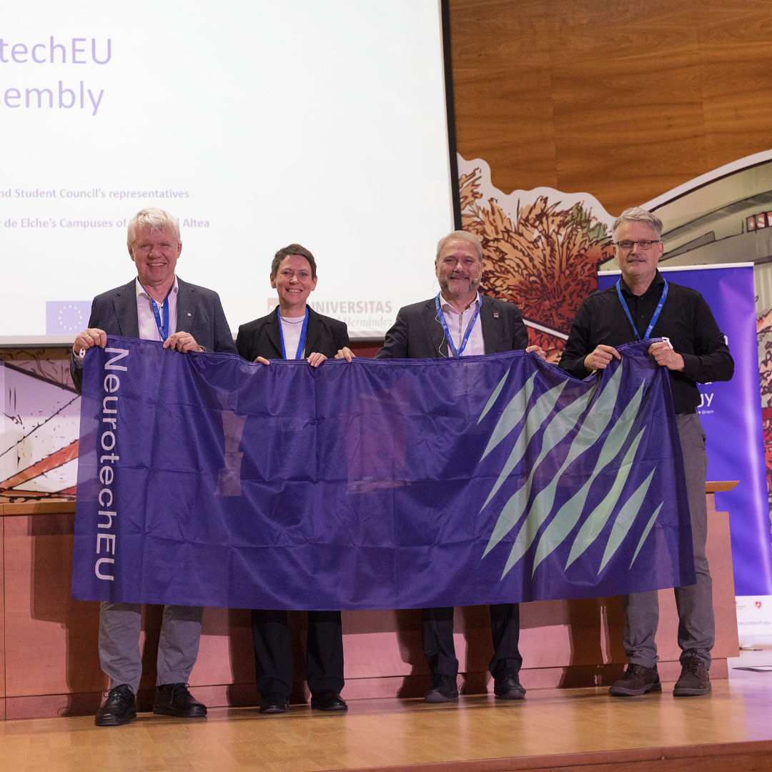 v.l. Rektor Gert Mayer und Vizerektorin Patrizia Stoitzner mit Juan José Ruíz, dem Rektor der Universidad Miguel Hernández in Elche (Alicante, Spanien) und NeurotechEU-Koordinator Richard van Wezel. thema_neurotechEU.jpg