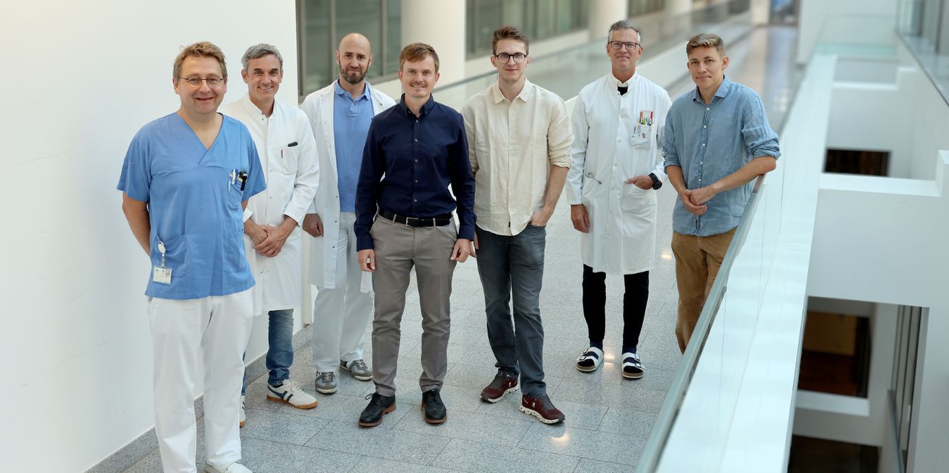 Onkologie trifft Transplantationsmedizin: v.l.: Andreas Pircher, Rupert Oberhuber, Benno Cardini, Stefan Salcher, Manuel Trebo, Dominik Wolf und Thomas Maurer. ©MUI/D. Bullock NEWS_Lebermetastasen_NMP.jpg