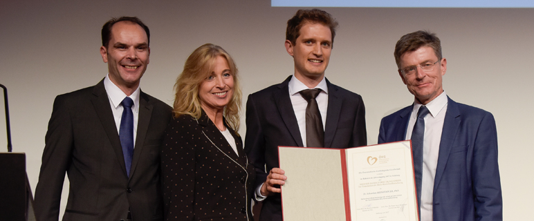 v.l.: Univ. Prof. Dr. Bernhard Metzler (Sekretär der ÖKG), Mag.a Karin Rieder (Leiterin der Abteilung General Medicine bei Bayer Austria), Preisträger Dr. Sebastian Reinstadler, PhD und Univ. Doz. Dr. Franz Xaver Roithinger (Präsident der ÖKG). Bild: Bayer Austria GmbH/APA-Fotoservice/Neumayr NEWS_Werner_Klein_Preis_Reinstadler.jpg
