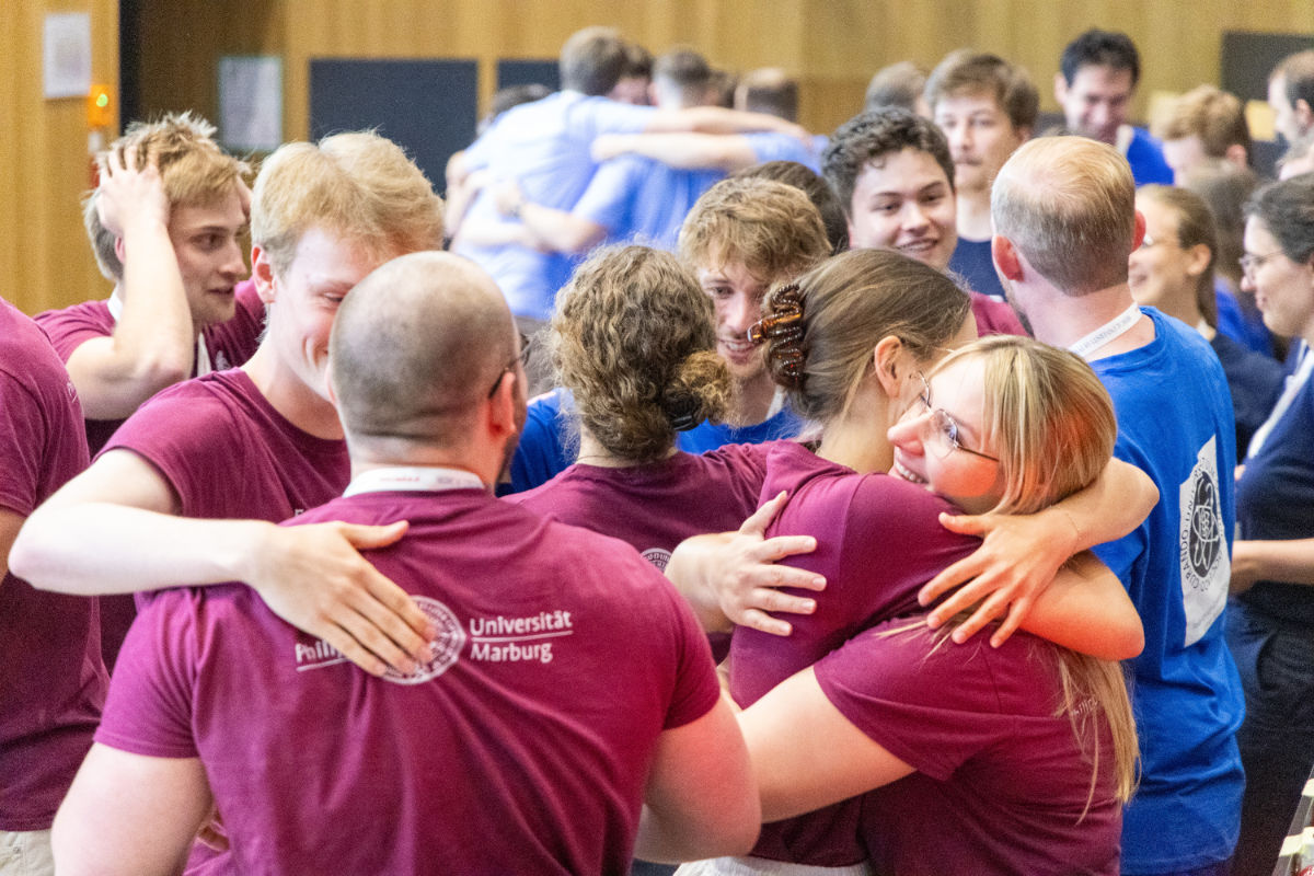 Freude und Erleichterung nach der Bekanntgabe der SiegerInnen: Team Marburgfällt sich in die Arme