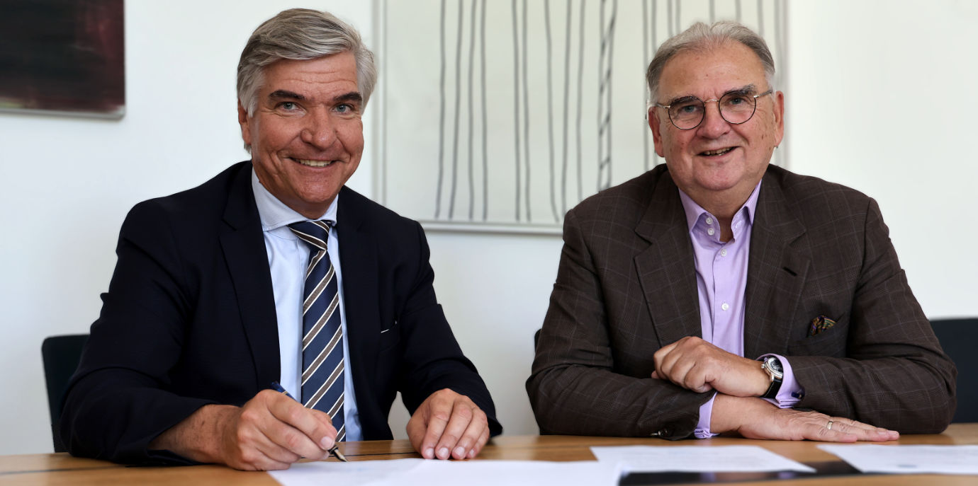 vertragsunterzeichnung_ulrich.jpg