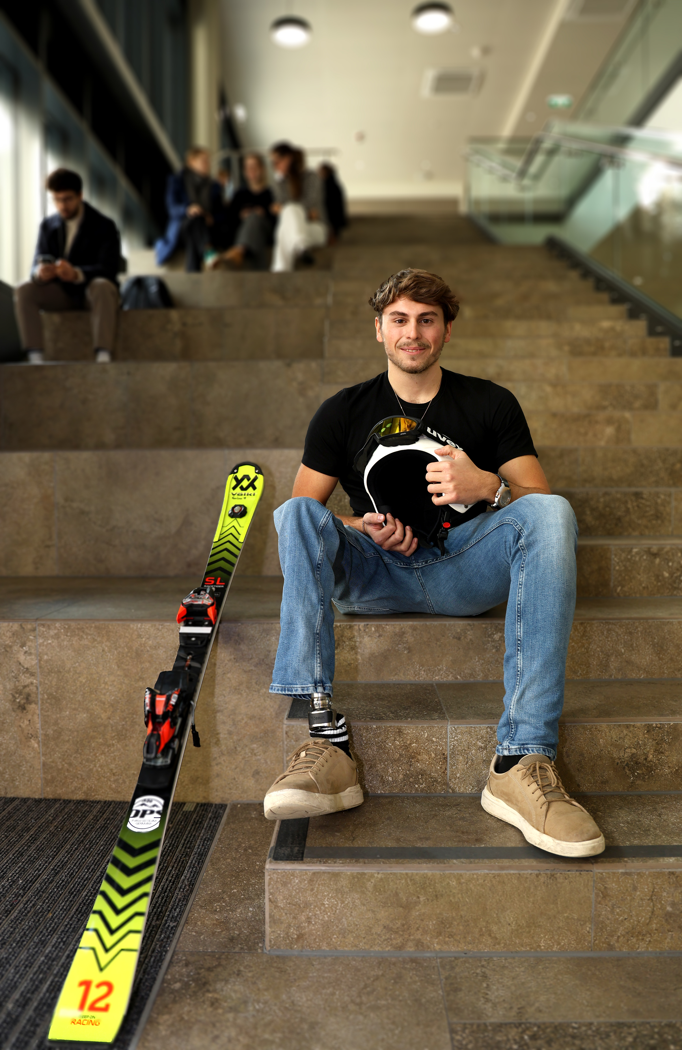 Christoph Glötzner mit Ski in der Uni