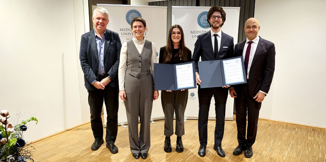 v.l.: Rektor Gert Mayer und Vizerektorin Patrizia Stoitzner, Marie-Christine Pali, Aaron Jaufenthaler und Gregor Weihs, Forschungsvizerektor der Uni Innsbruck. (Foto: MUI/Bullock) THEMA_Jubilaeumsstiftung25.jpg