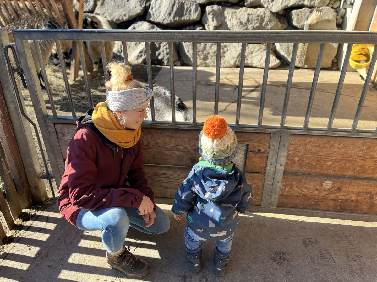 Angela Kerschl mit ihrem Sohn bei einem Zoobesuch