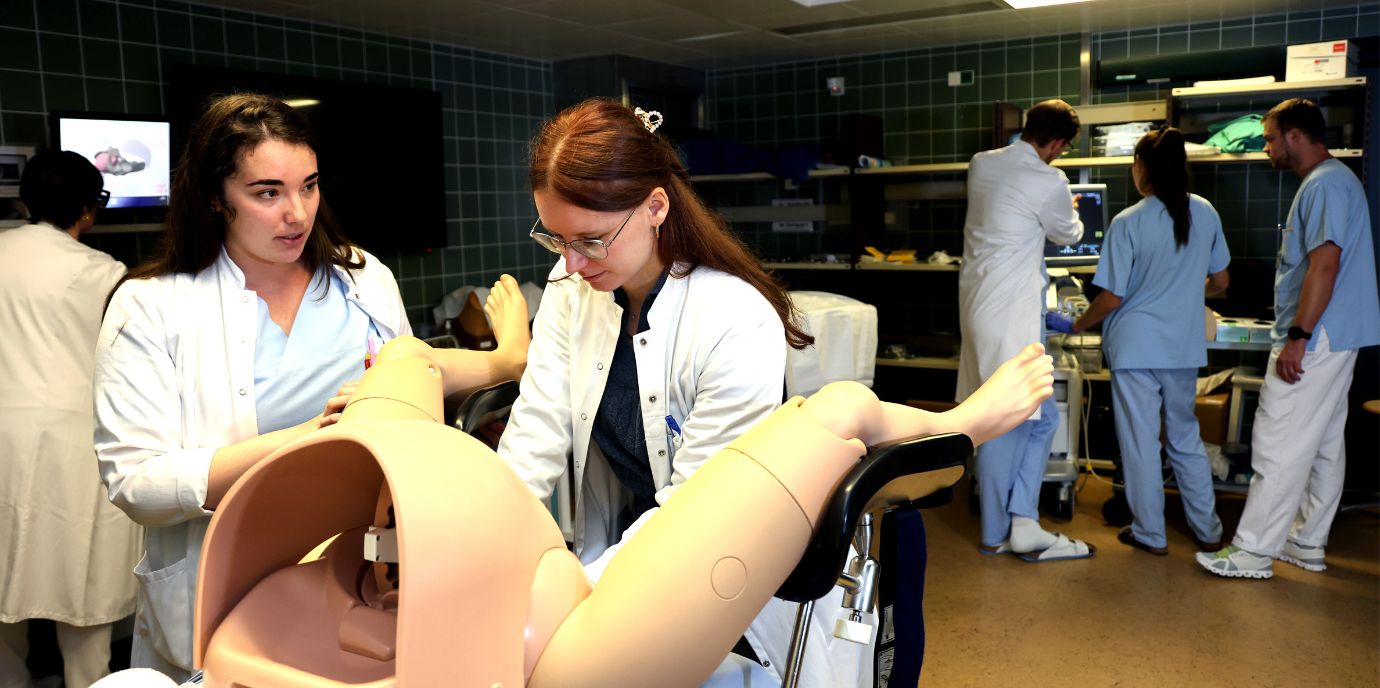 Assistenzärztin Adriana Wördehoff (li.) beim Unterricht am Geburtssimulator mit der Studentin Clara Daul gyn_lehre.jpg