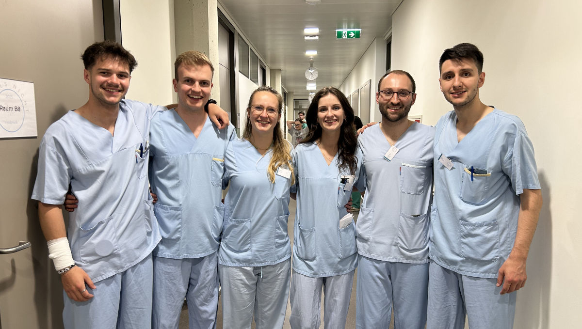 Gabriel Eisenköck, David Pichler, Franziska Buschert, Laura Sieberer, Matthias Feichter und Ivan Abbinante blicken für ein Gruppenfoto in die Kamera.