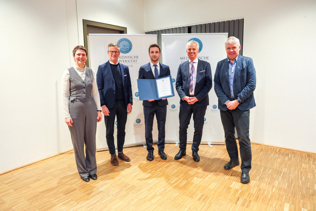 (v.l.) VR Stoitzner, Laudator Dominik Wolf, Preisträger Kai Zimmer, Stiftungsvorstand Fiegl und Rektor Mayer bei der Übergabe der Urkunde über die Tuba-Forschungsförderung.