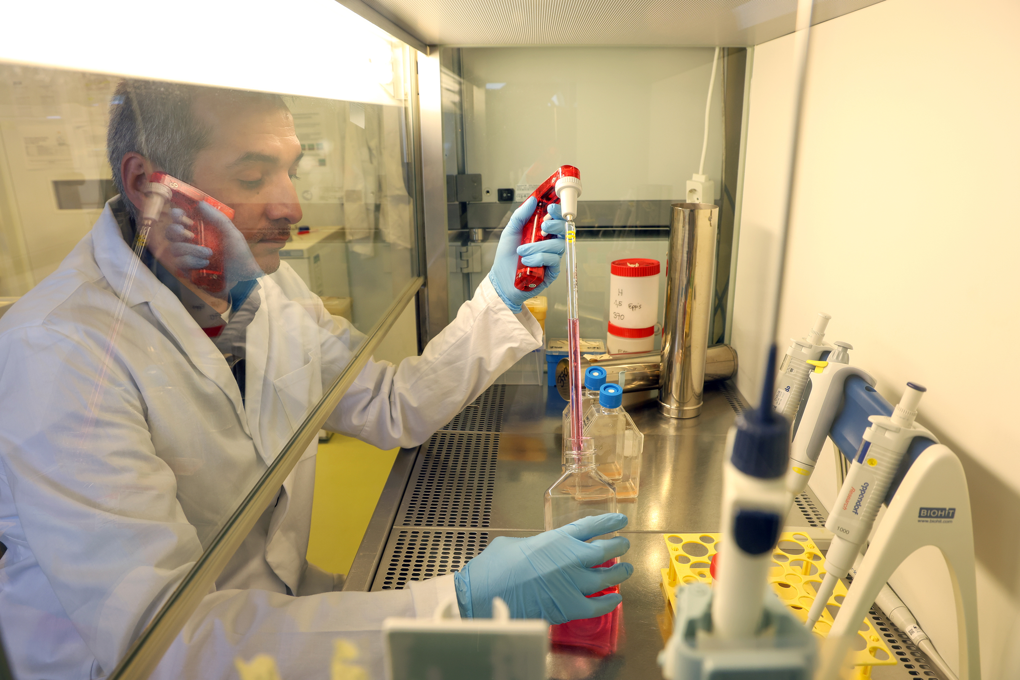 "Der Forscher Utku Horzum bei seiner Arbeit im Labor des Instituts für Pathophysiologie."