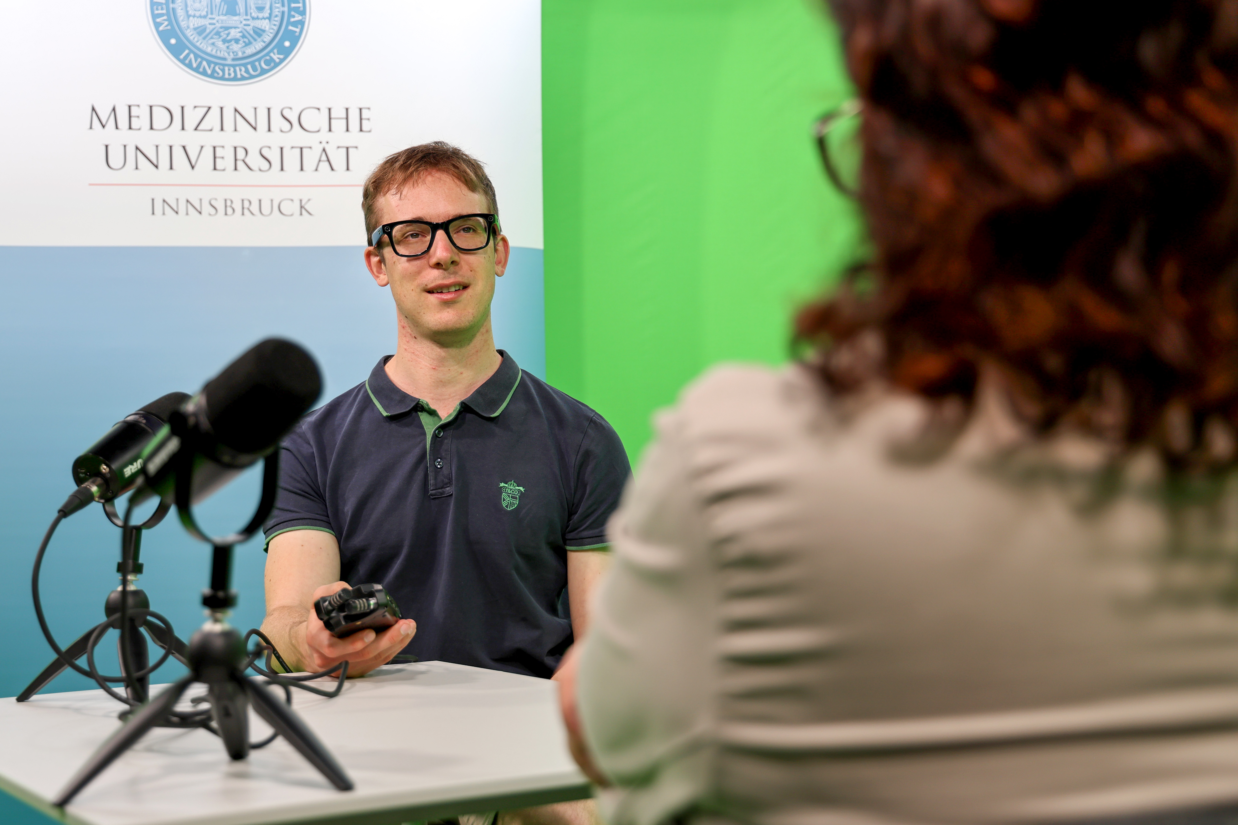 "Podcast-Host Felix Pik lädt Expert:innen ins Medienstudio der Medizinischen Universität Innsbruck zur Aufzeichnung der Folgen ein."
