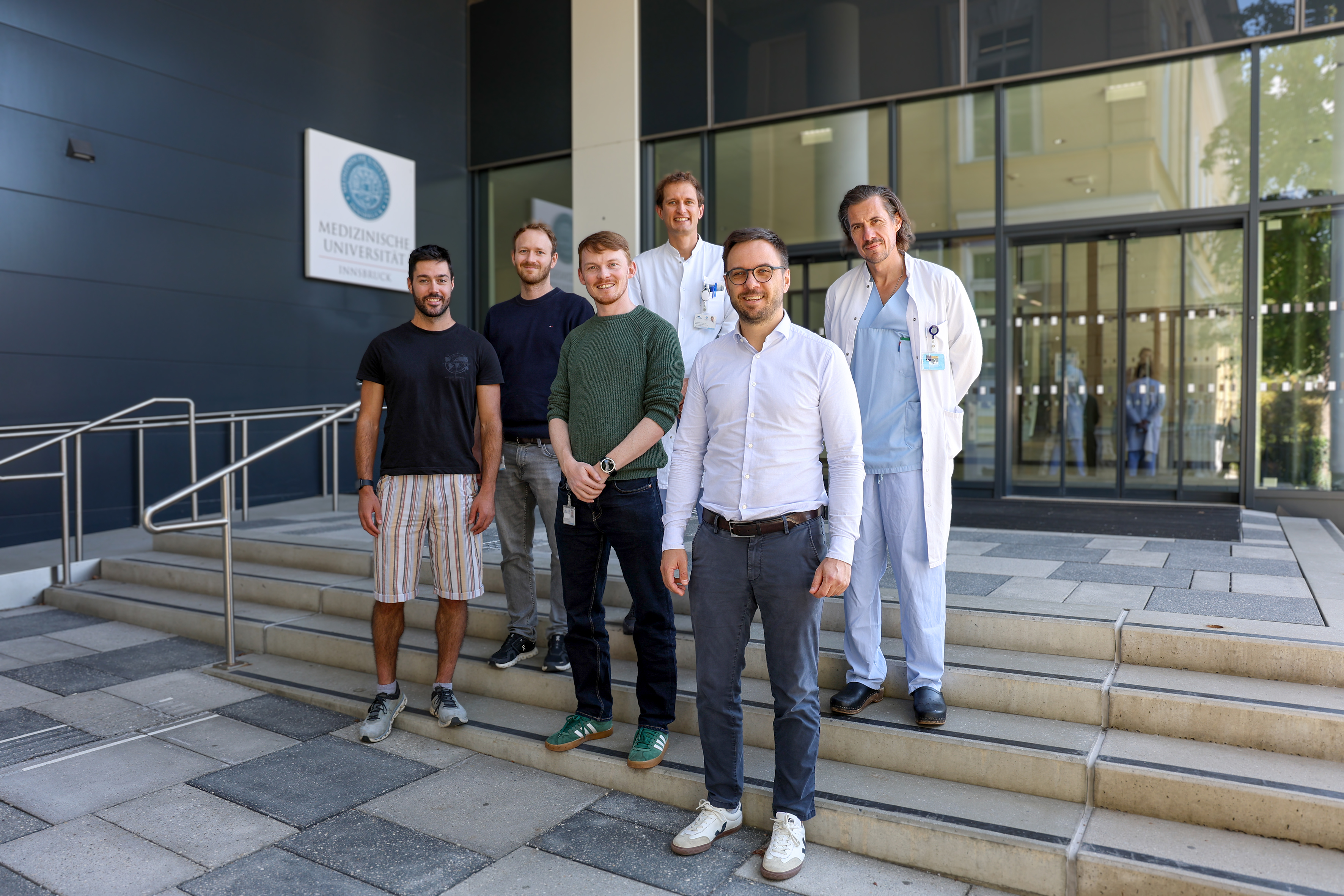 The Innsbruck Research standing in front of the Medical Das Innsbrucker Forschungsteam vor dem Gebäude der Medizinischen Universität Innsbruck in der Fritz-Pregl-Straße.