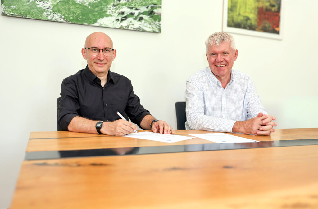Ramon Tasan und Rektor Gert Mayer bei der Vertragsunterzeichnung. (Foto: MUI/D. Bullock)