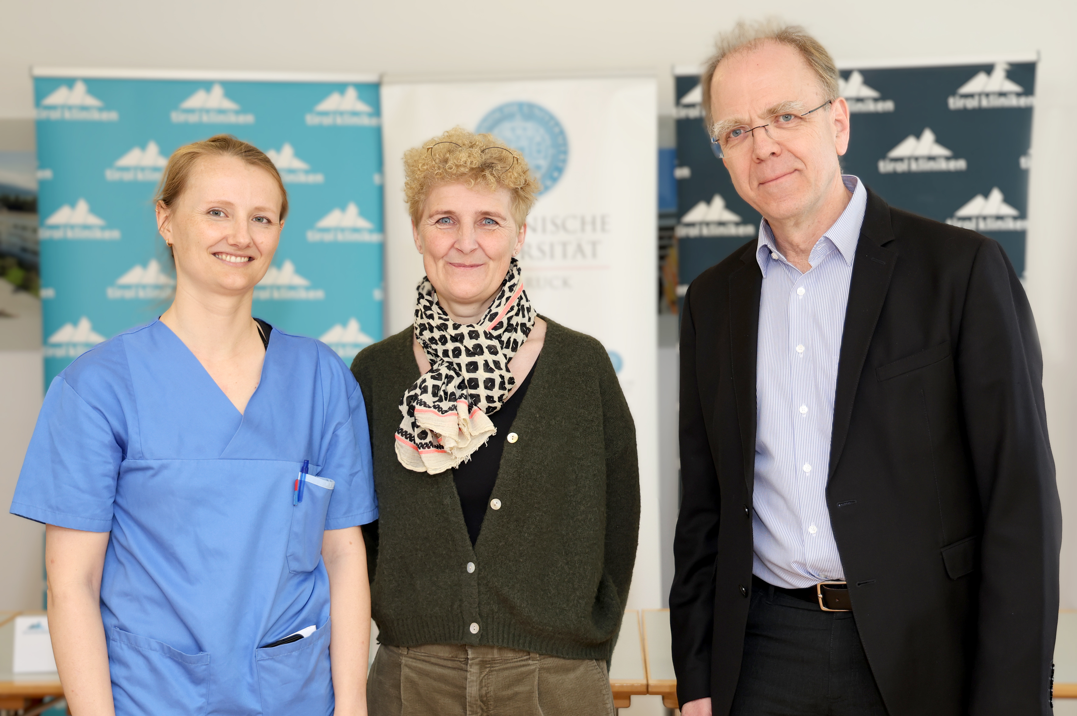 v.l.: Dr.Dorothea Appelt, Oberärztin an der Innsbrucker Univ.-Klinik für Kinder- und Jugendheilkunde und ärztliche Leiterin des Cystischen Fibrose Zentrum an der Klinik Innsbruck; Barbara Kirchmair, Patientin; Prof. Johannes Zschocke, Direktor des Instituts für Humangenetik, Medizinischen Universität Innsbruck;