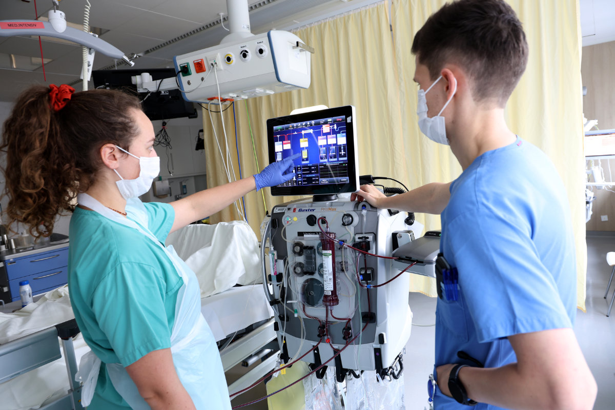 Innsbrucker Forscher:innen fanden heraus, dass der Säure-Basen-Haushalt von Intensivpatient:innen unter extrakorporaler Nierenersatztherapie (Gerät im Bild) besser stabilisiert werden kann, wenn sie eine Infusion mit weniger Basen erhalten. (Foto: MUI/D. Bullock)